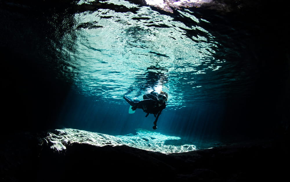 ダイナミックな<br>宮古島の地形を案内